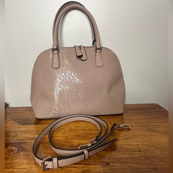 GUESS purse with a removable shoulder strap. - Picture 5 of 12